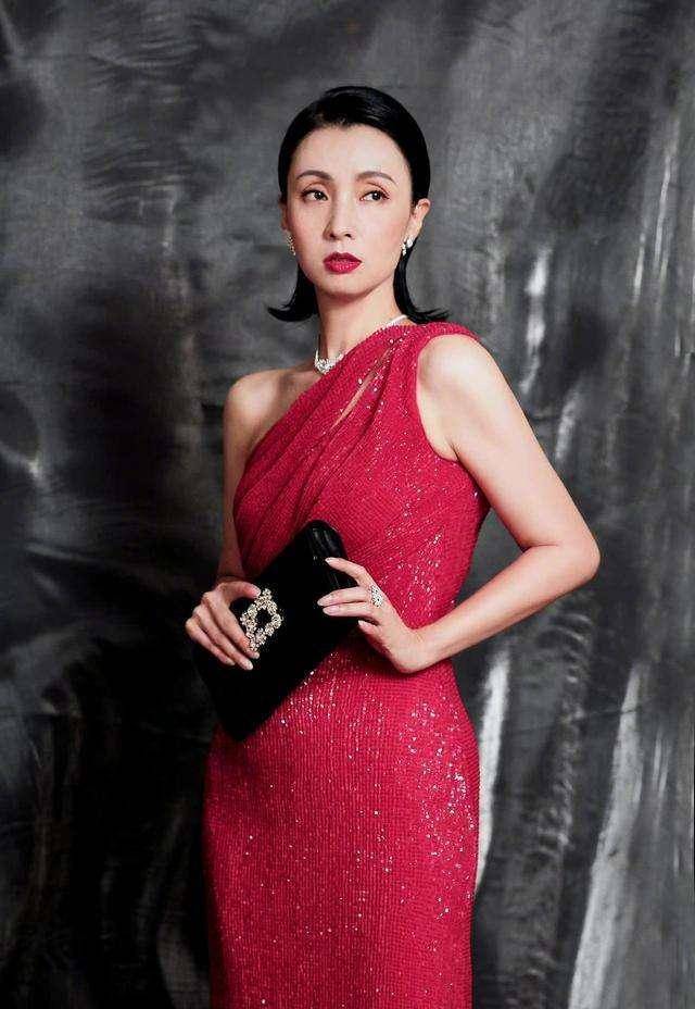 我们在陶虹的脸上也都看不到任何玻尿酸的痕迹,虽然现在年龄大了,看