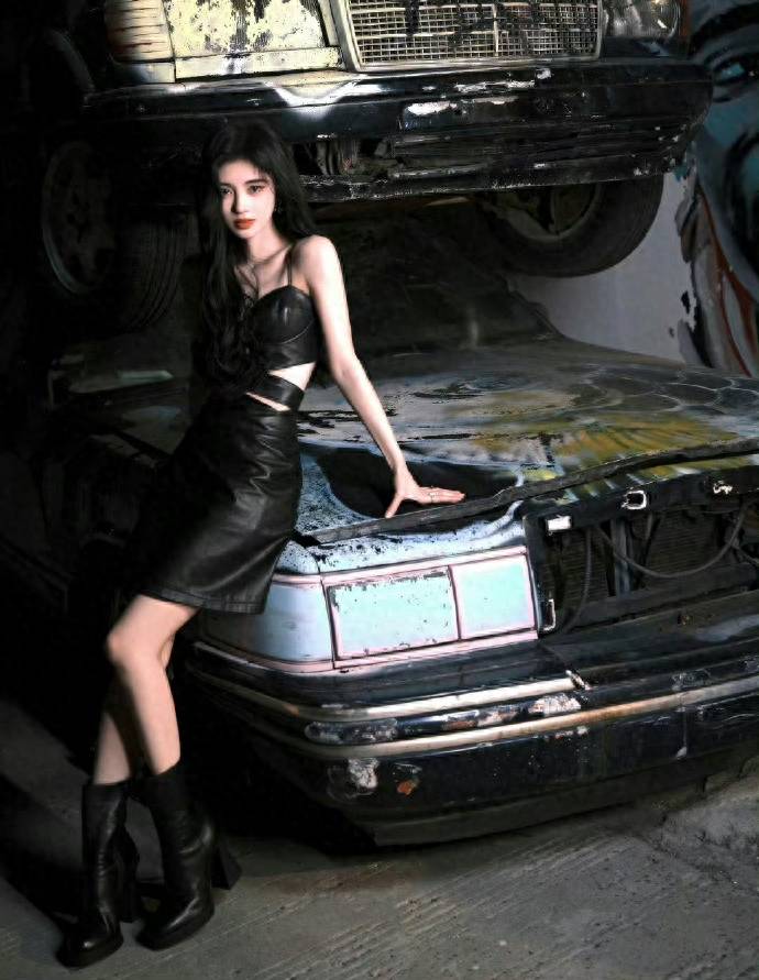 鞠婧祎从港风少女变身性感辣妹,黑色吊带搭配皮裙,烟熏妆很魅惑_造型