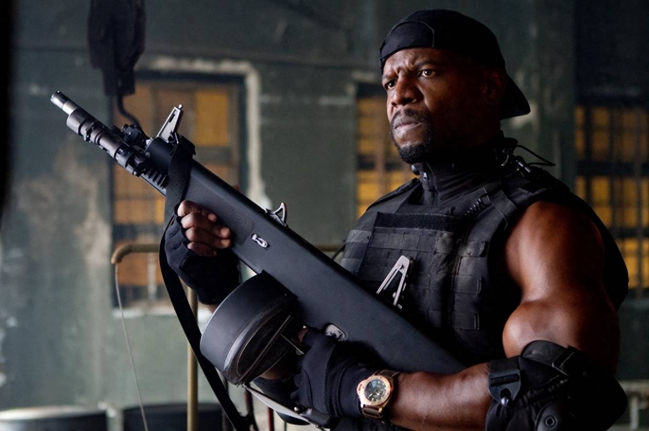 沛纳海在《敢死队》全系列中屡次出现,尤其巴尼手上的这款青铜表十分