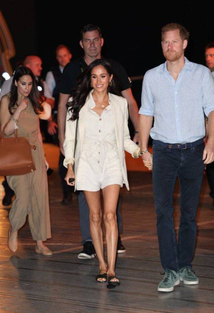 哈里王子和王妃现身赛场 牵手秀恩爱展最萌身高差_梅根_观众_王室