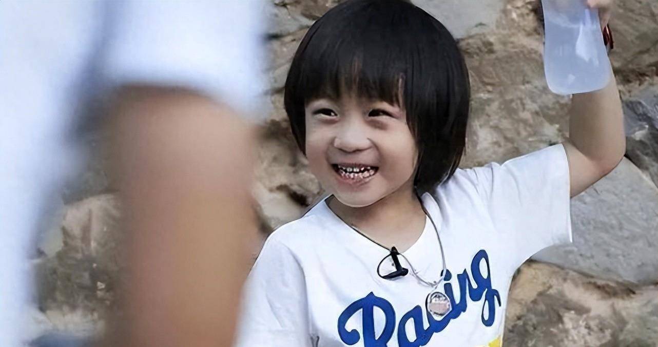 kimi过14岁生日,林志颖送他人生第一部手机,看不出有出道的意愿_孩子