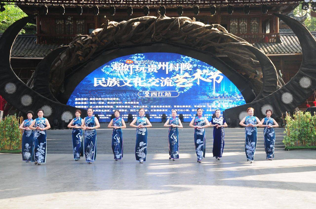 演出开始前,西江景区代表龙雨先生和贵州村晚组委会代表黄海容女士