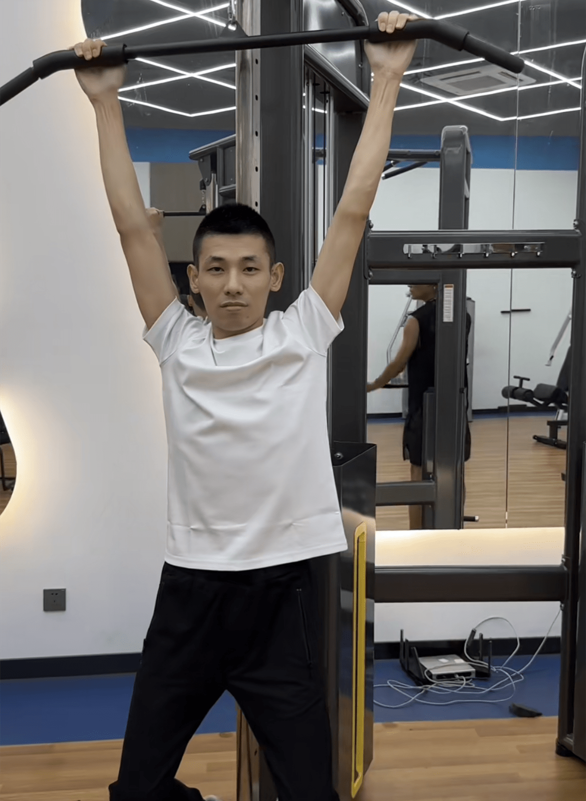 很多粉丝纷纷对这次直播发表看法:旭旭宝宝真拉低了自己身价,宝哥心里