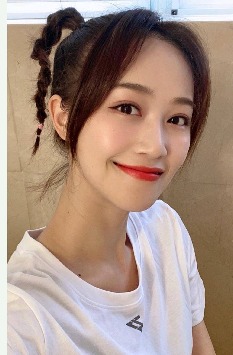 蓝盈莹在乘风破浪的姐姐里用的手机壳背景竟是李现!官方回应.