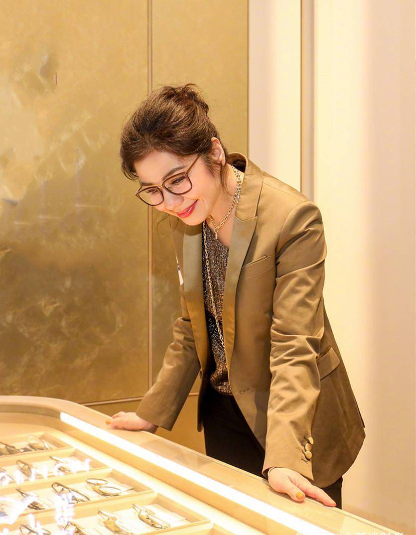 钟楚红60岁状态真好,穿深v连衣裙时尚犹存,气质堪比年轻时期_西装