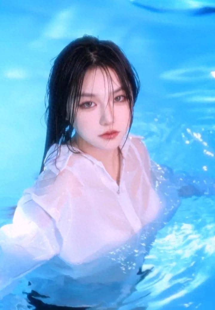 抖音第一美女|刀小刀-十一张美图!_上衣_白色_照片