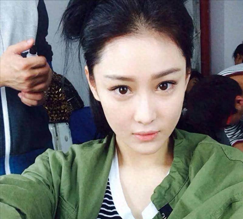 于是张馨予在未经吴卓羲同意的情况下,将自己的照片发布到了吴卓羲的