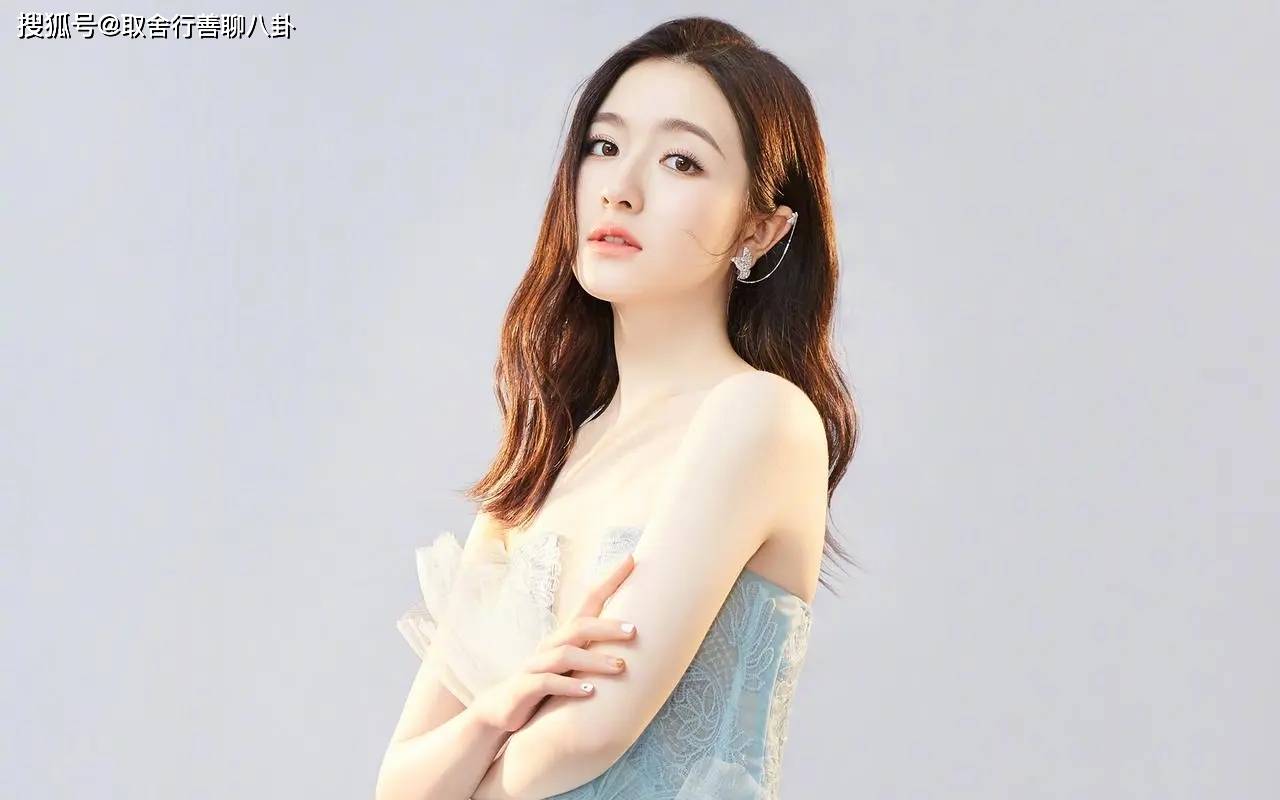 24岁女星李兰迪晒随拍,一袭黑裙蹲在角落若有所思,故事感十足_演艺圈