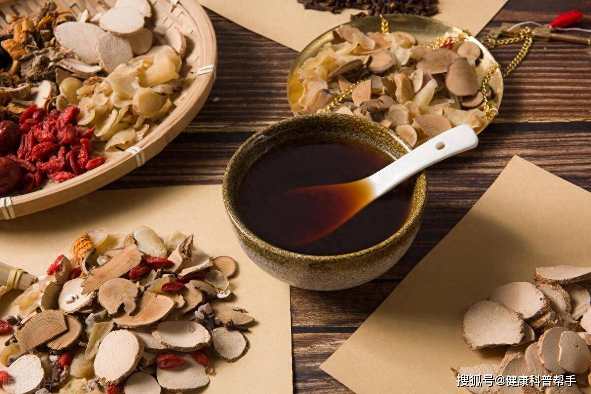 我的经验是：判断中药有没有疗效，喝上几个疗程再来看，病情明显得到控制，那便是有效。