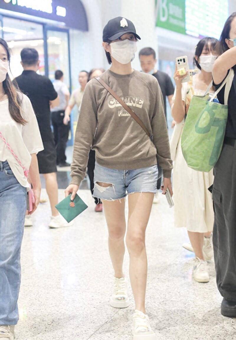 万茜率先踏入秋季,穿紧身百褶卫衣搭配牛仔裤根本藏不住"筷子腿"_运动