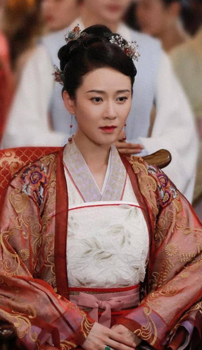 赵柯扮演苏檀儿(宋轶)的母亲,宁毅(郭麒麟)的丈母娘