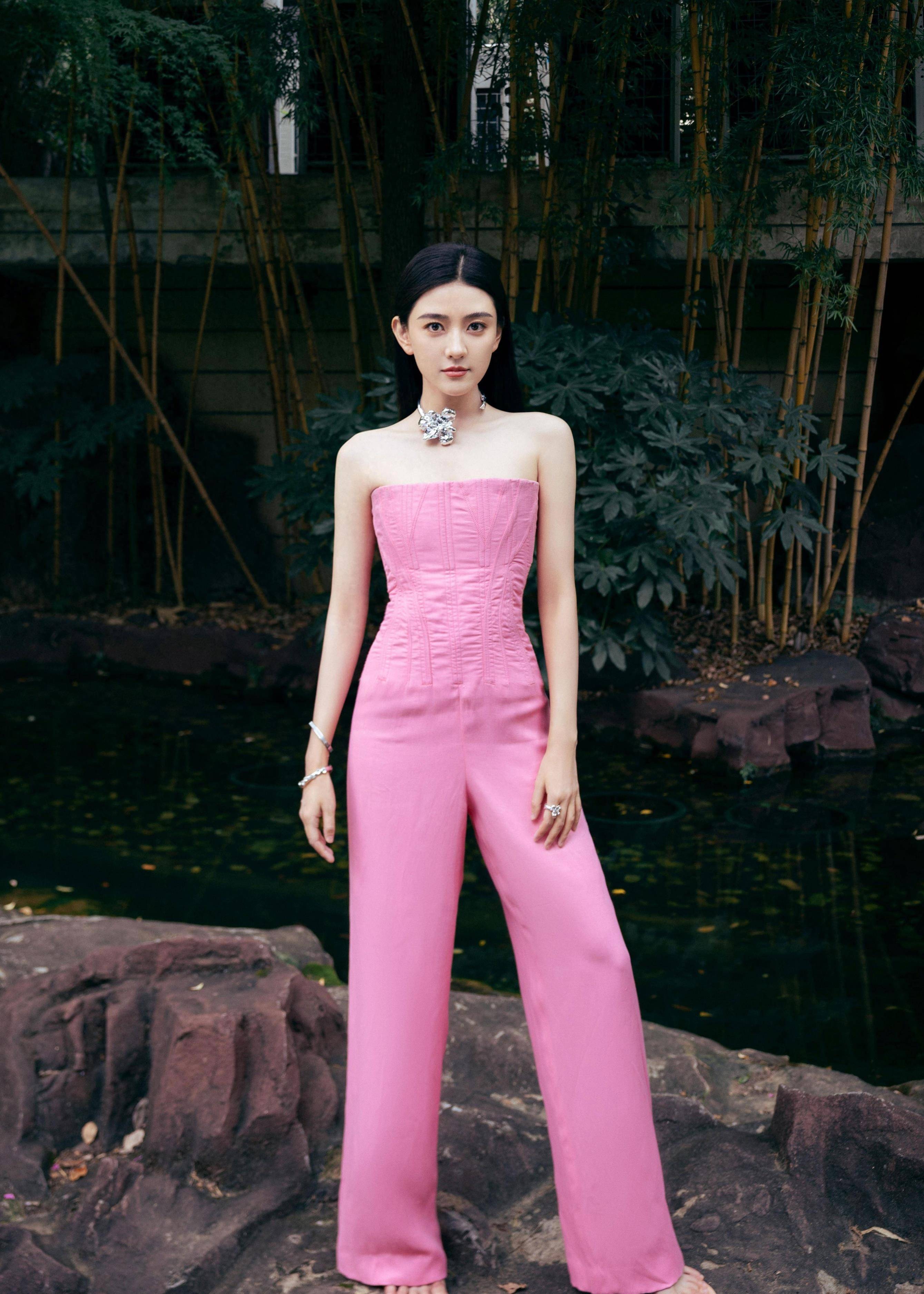 梁洁粉色芭比抹胸阔裤,优雅气质十足_时尚_魅力_发型
