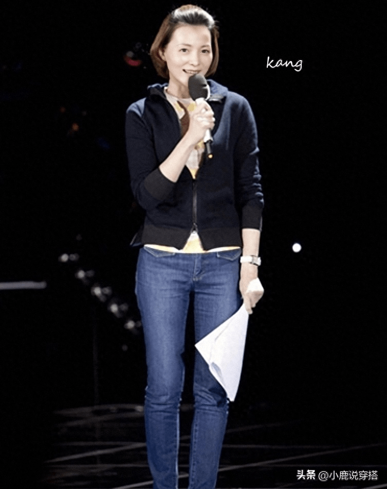 穿搭小知识:黑色连帽卫衣 淡黄色衬衣内搭 蓝色牛仔裤董卿这套穿搭