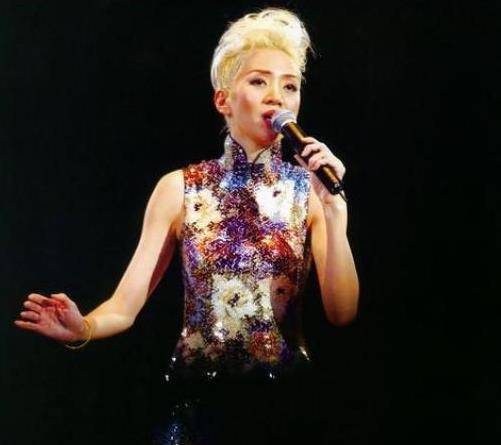 曾是香港女儿,生前被亲妈当提款机,死后内衣裤都被拍卖_梅艳芳_母亲