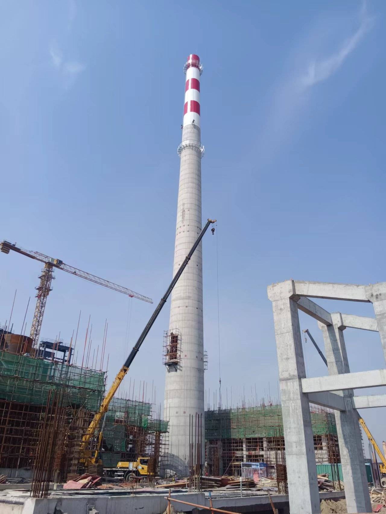 图文看看刚封顶的120米混凝土烟囱新建工程