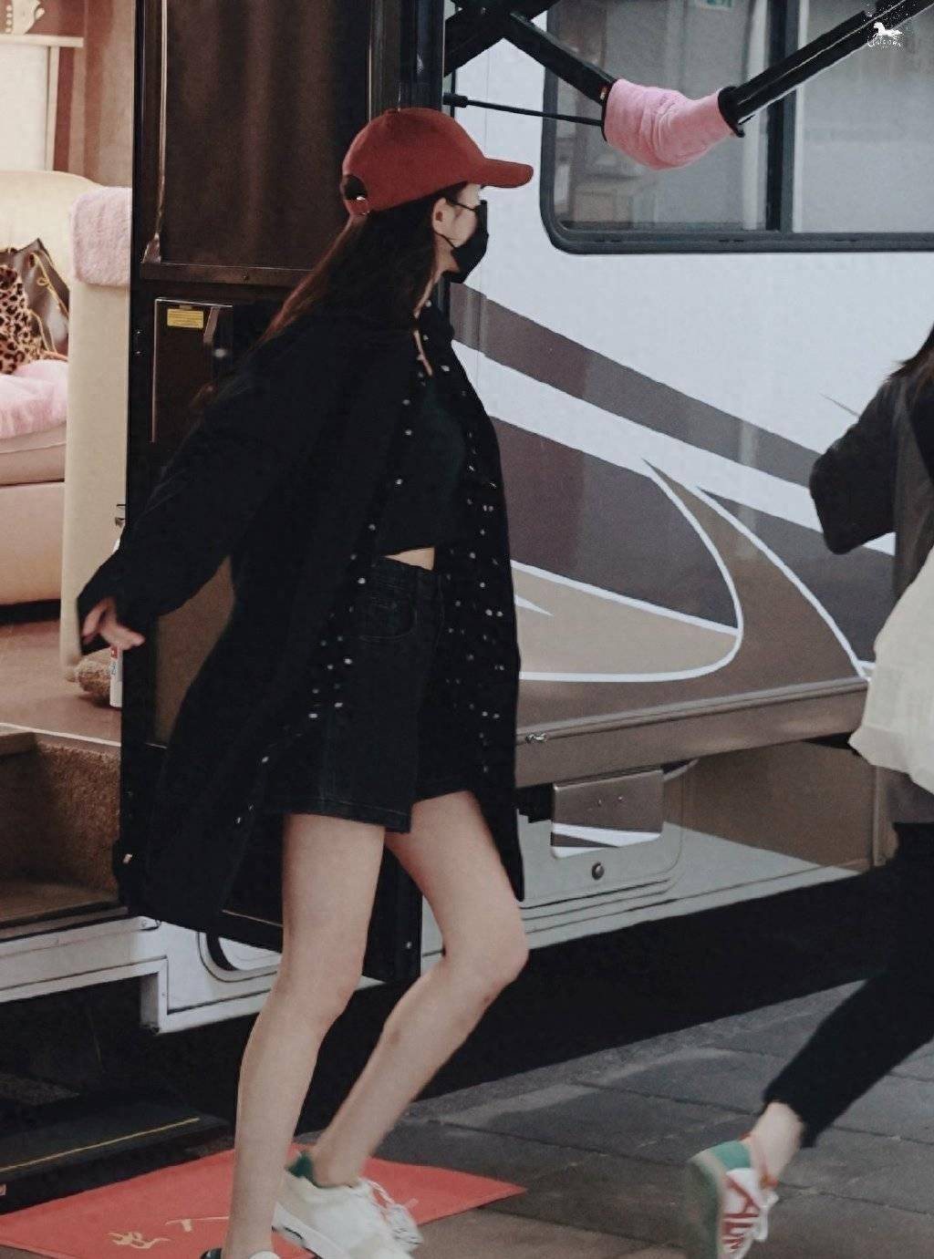 杨幂逛三里屯被偷拍,穿黑袜美腿惊人!_黑色_短裤_造型