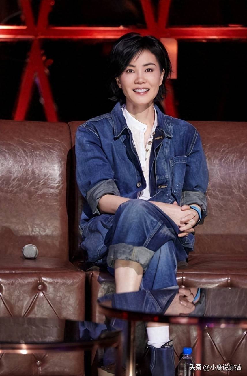 穿搭小知识:蓝色牛仔上衣 白衬衫内搭 蓝色牛仔裤王菲这套穿搭展现了