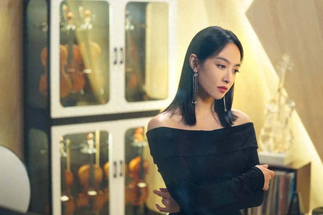 在另一部作品《心跳源计划》中,宋茜则饰演了一位女科学研究员.