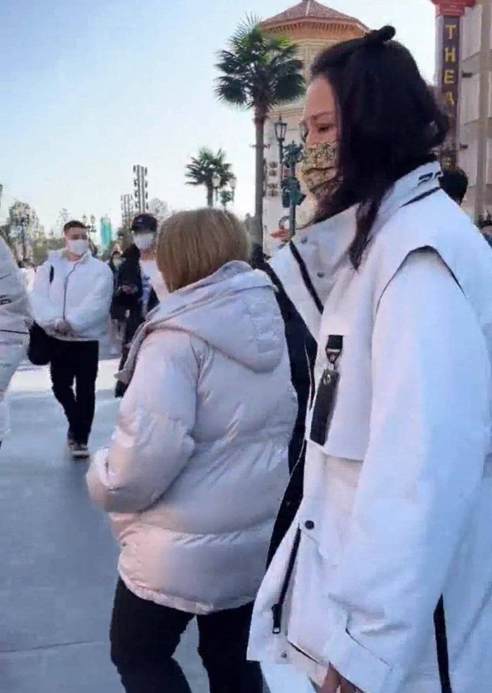 完全看不出是三孩妈妈的样子,她的身材非常纤细,完全看不出是三胎