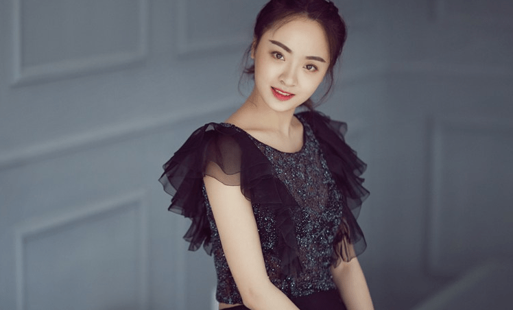 黑婚纱或成孙铱家传统,妆造后被评像孙俪,婆婆黑礼服被评像丧服_网友