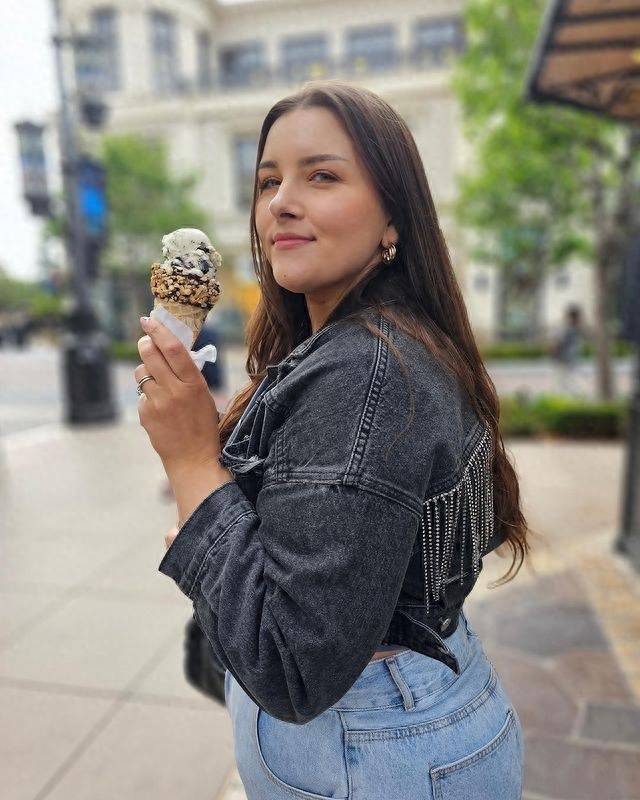 名人和大使品牌的波兰大码模特维多利亚·阿金斯在她的plus-victoria