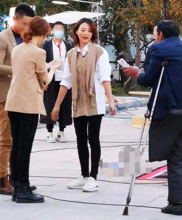 就连她穿上这条牛仔裤都不觉得年轻的这一双腿都瘦成麻杆腿了.