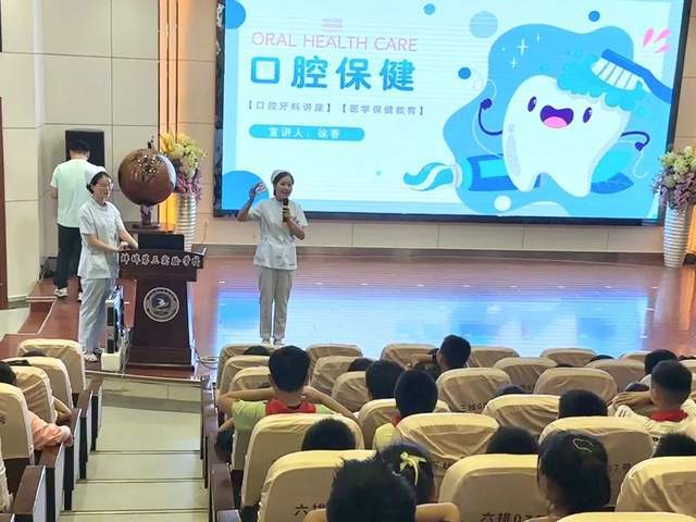 干净,不损伤牙龈,同时,还对牙龈有一定的按摩作用……"在第三实验学校