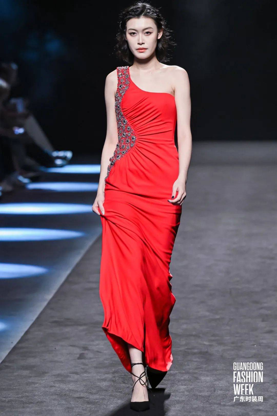 潮州市婚纱晚礼服基地优势服装品牌联展惊艳广东时装周_发展_外贸