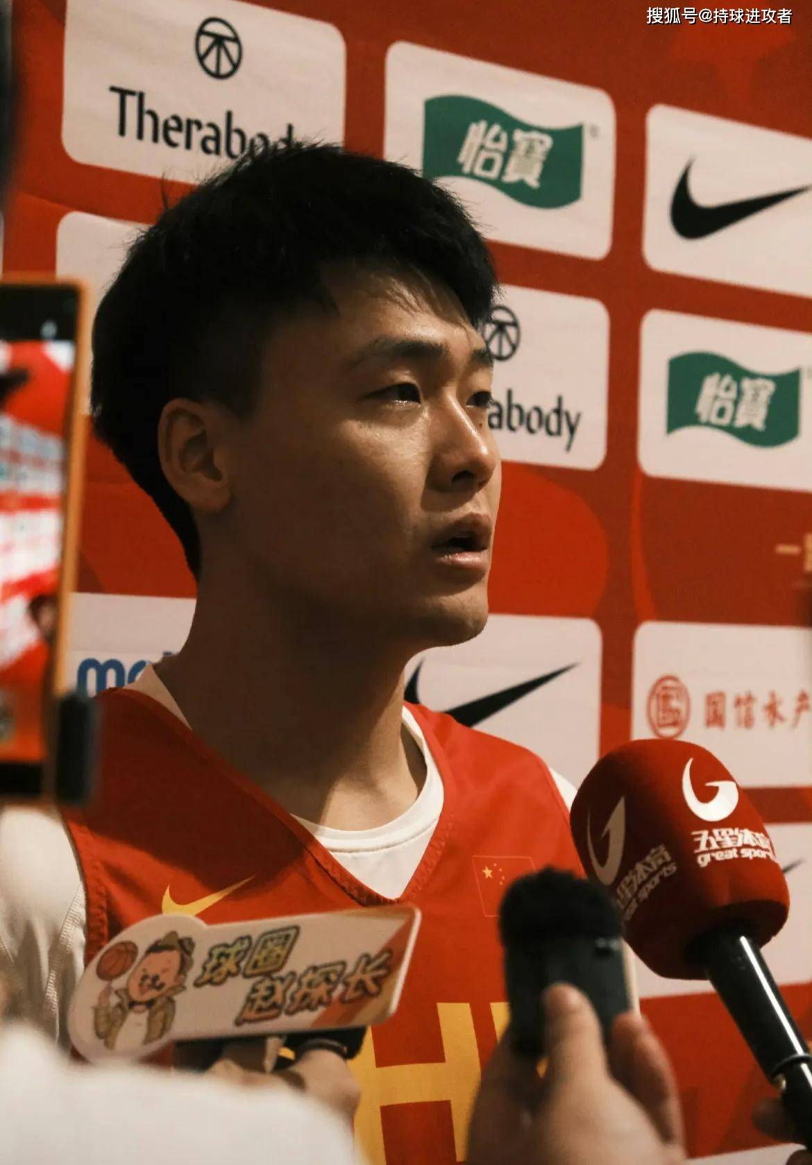 赵睿备战亚运会采访:谈更换10号球衣,个人状态及国家队人员变化_号码