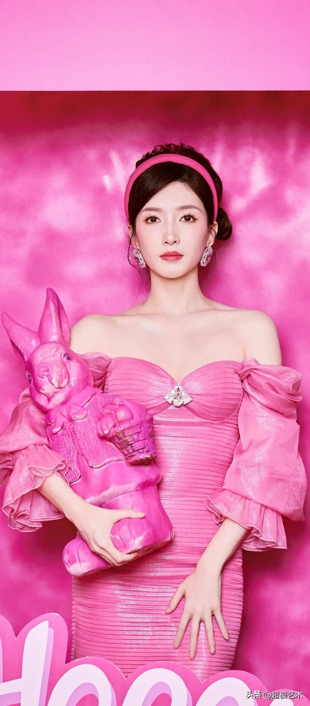 江疏影时尚写真图露肩抹身材芭比粉连衣裙,浪漫梦幻,摩登时髦_粉色