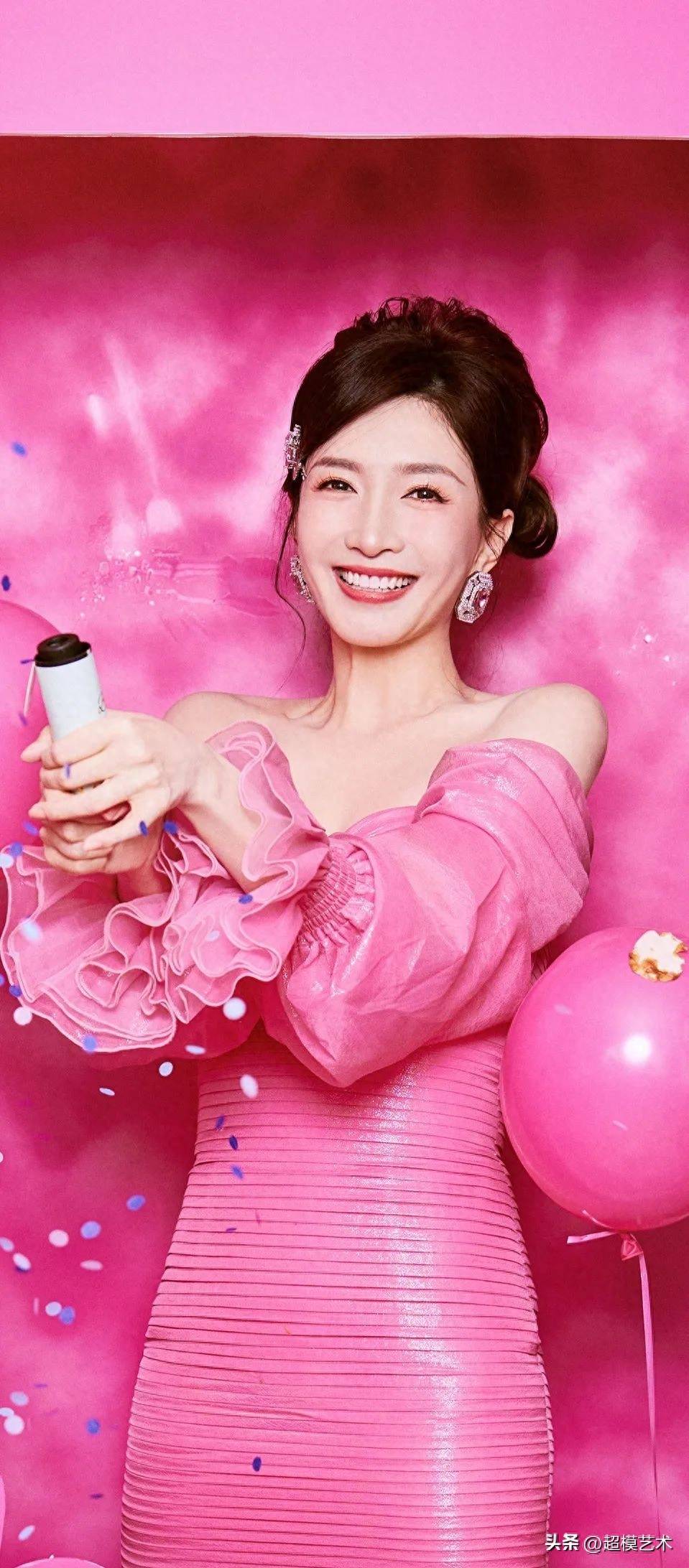 江疏影时尚写真图露肩抹身材芭比粉连衣裙,浪漫梦幻,摩登时髦_粉色