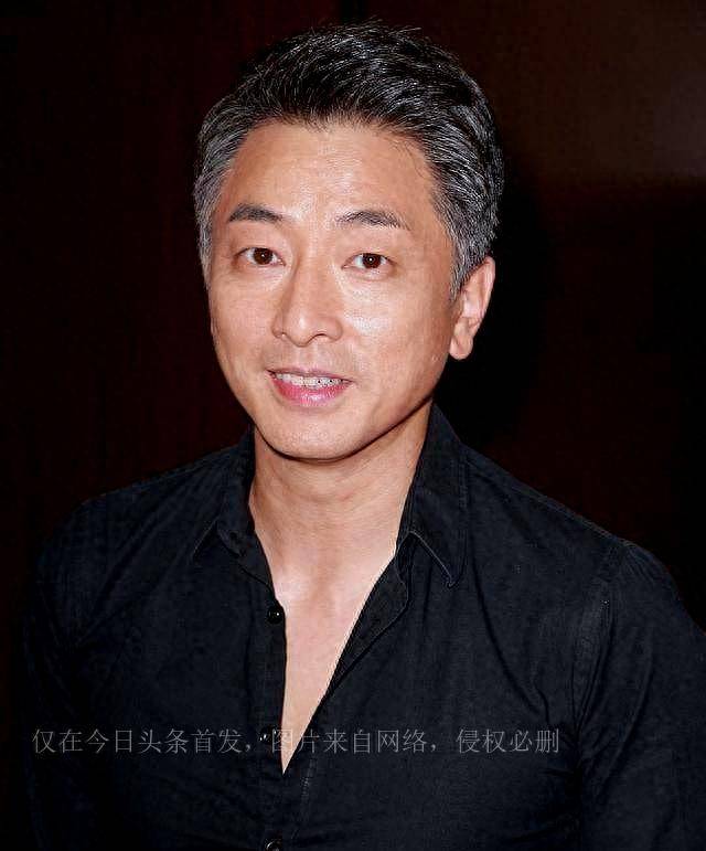 他是港版孔刘,tvb御用二世祖,娶林峰化妆师,驻颜有术中佬亦潮_松枝