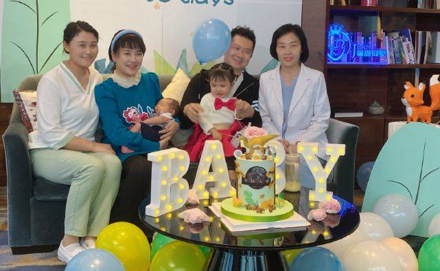 红果果晒全家福为儿子庆满月,绿泡泡抱着儿子喂奶,画面好温馨啊_男子