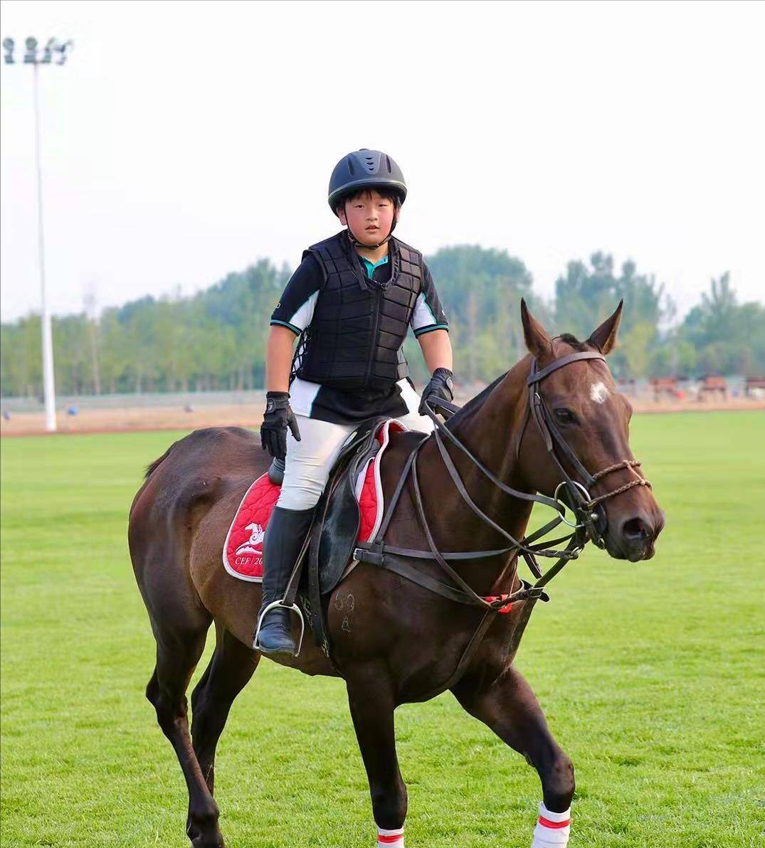 8月份爸爸邹市明发文庆祝邹明轩进入地方马球队,并表示奥运二代不一定