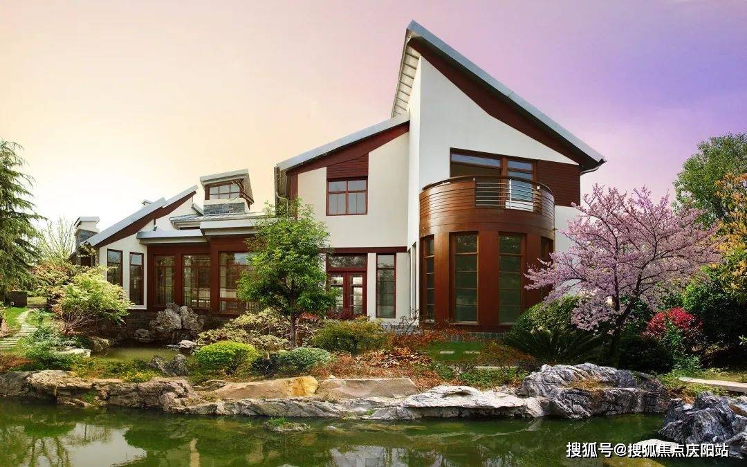 南临沈砖公路,东面为月湖的自然河道,西面为皇家花园别墅,北靠东西两