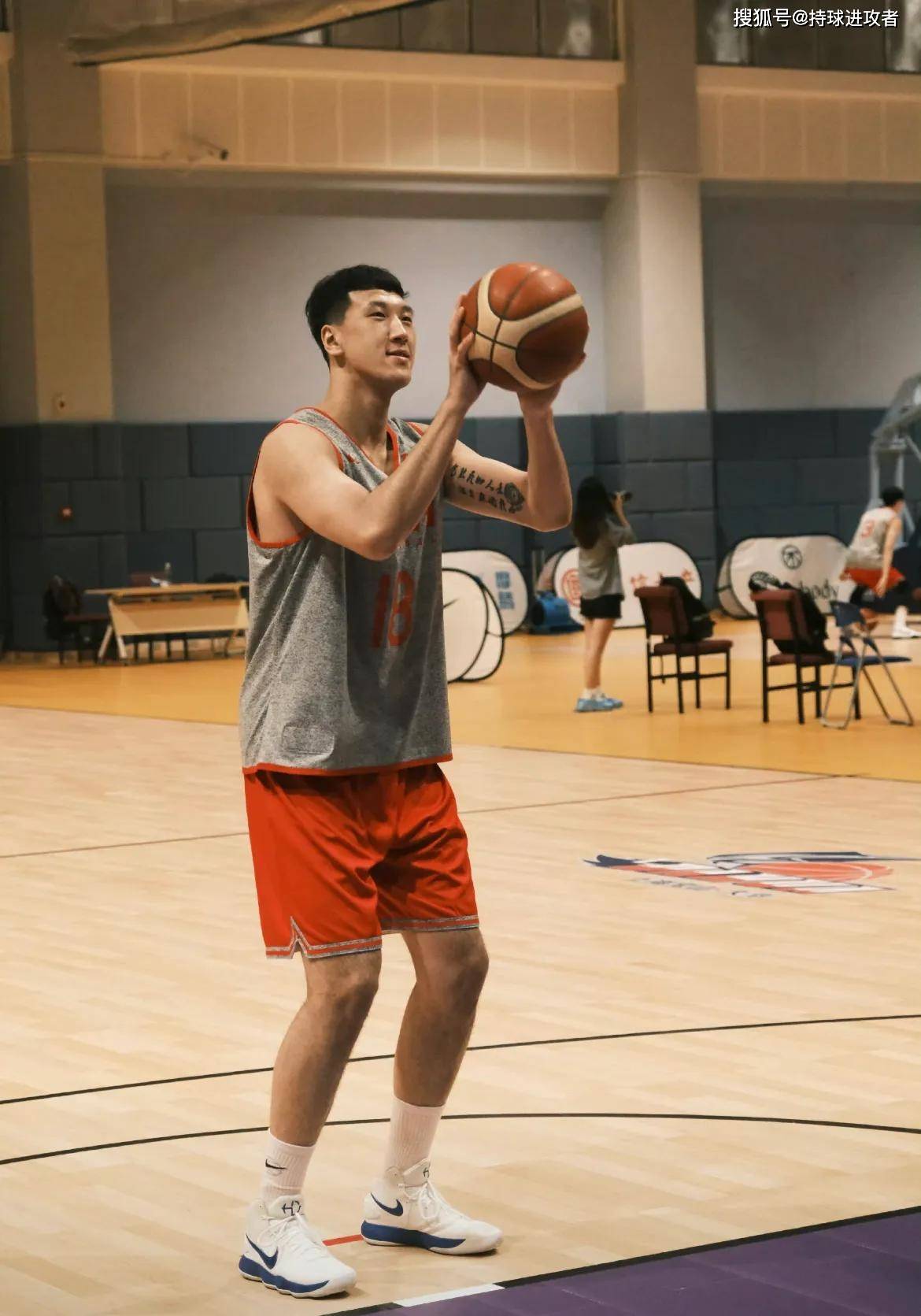 赵睿备战亚运会采访:谈更换10号球衣,个人状态及国家队人员变化_号码