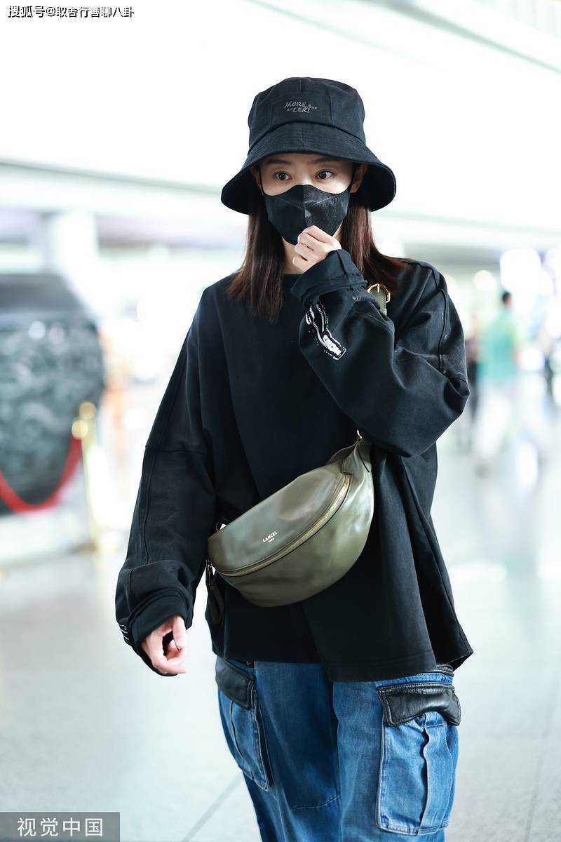 女星张小斐现身机场,黑卫衣牛仔裤休闲时髦,单手插兜自由不羁