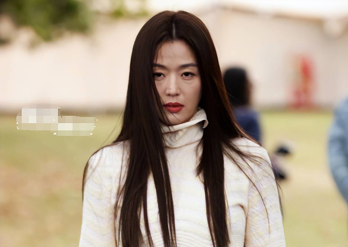 全智贤出席时装周,眼袋下垂法令纹明显,网友:脸突然就垮了_明星_孩子