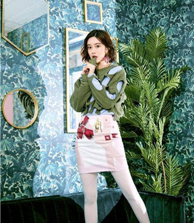 孟子义越来越感性了,白袜子搭配破洞毛衣,瞬间变身少年靓女!