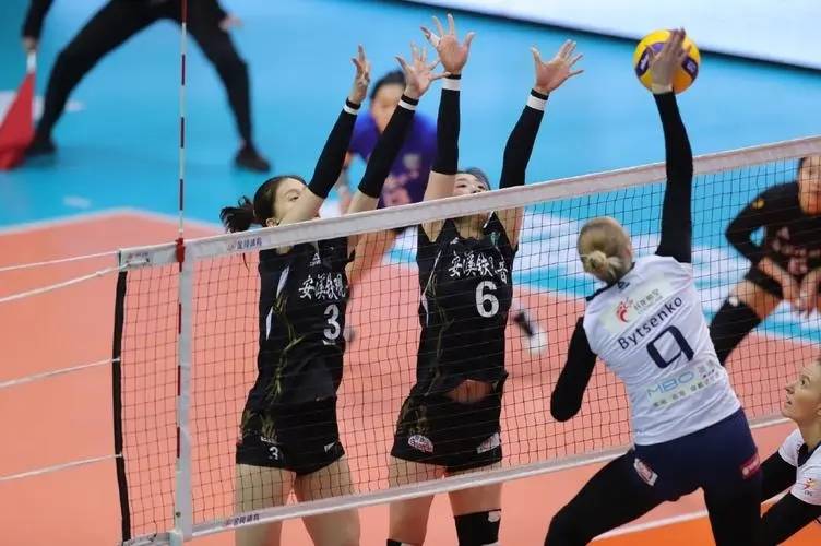 梁玮凡:进步相当大,不仅快球打得风生水起,发球也极具杀伤力_福建队