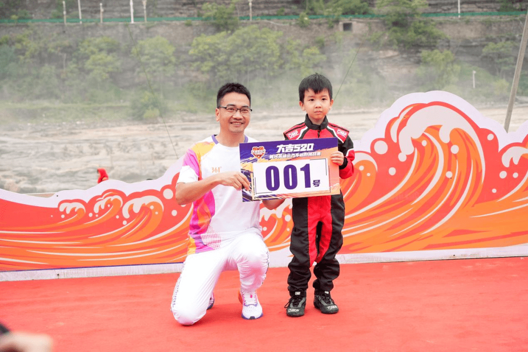 创始人周功斌 与世界最小拉力越野持证车手邵子晏大宁县委书记王晓斌