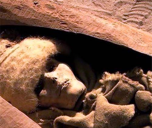 古城挖出一具千年女尸,身上隐藏一特别信息,专家:会颠覆你想象