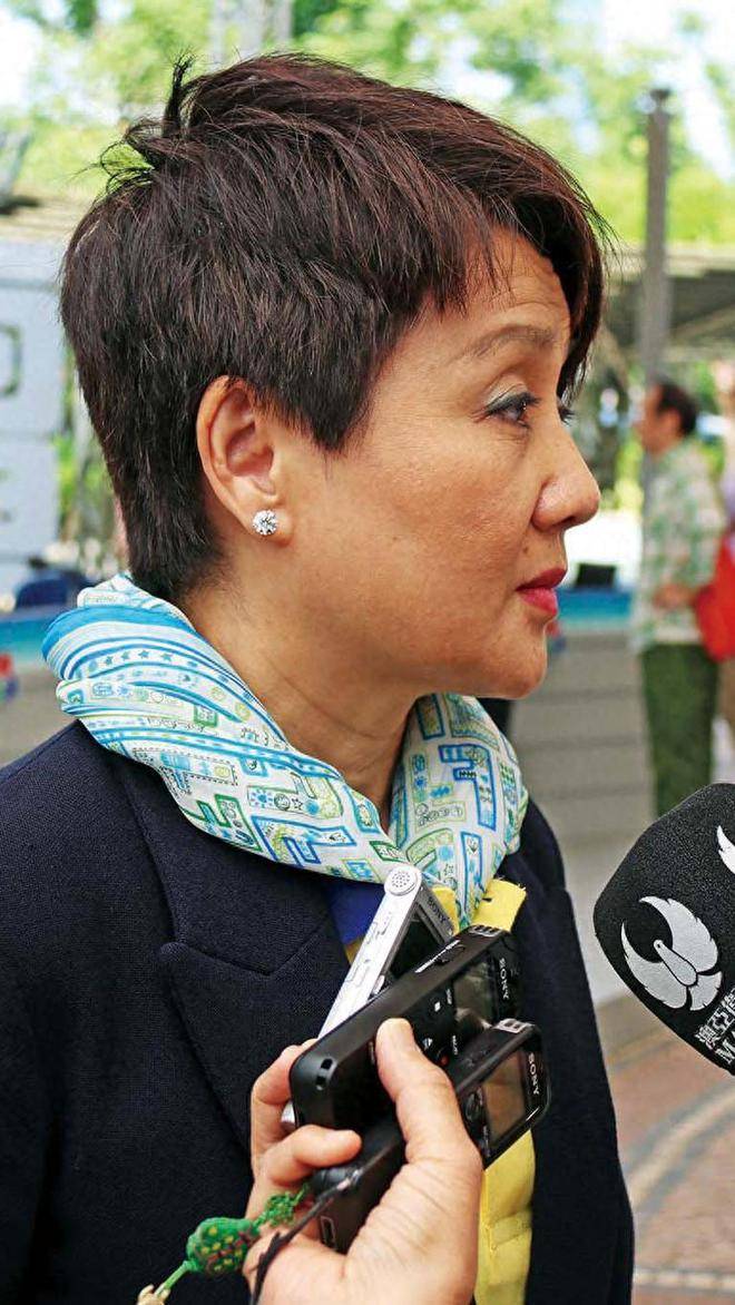 后来,26岁的梁安琪在一次舞会上认识了赌王.