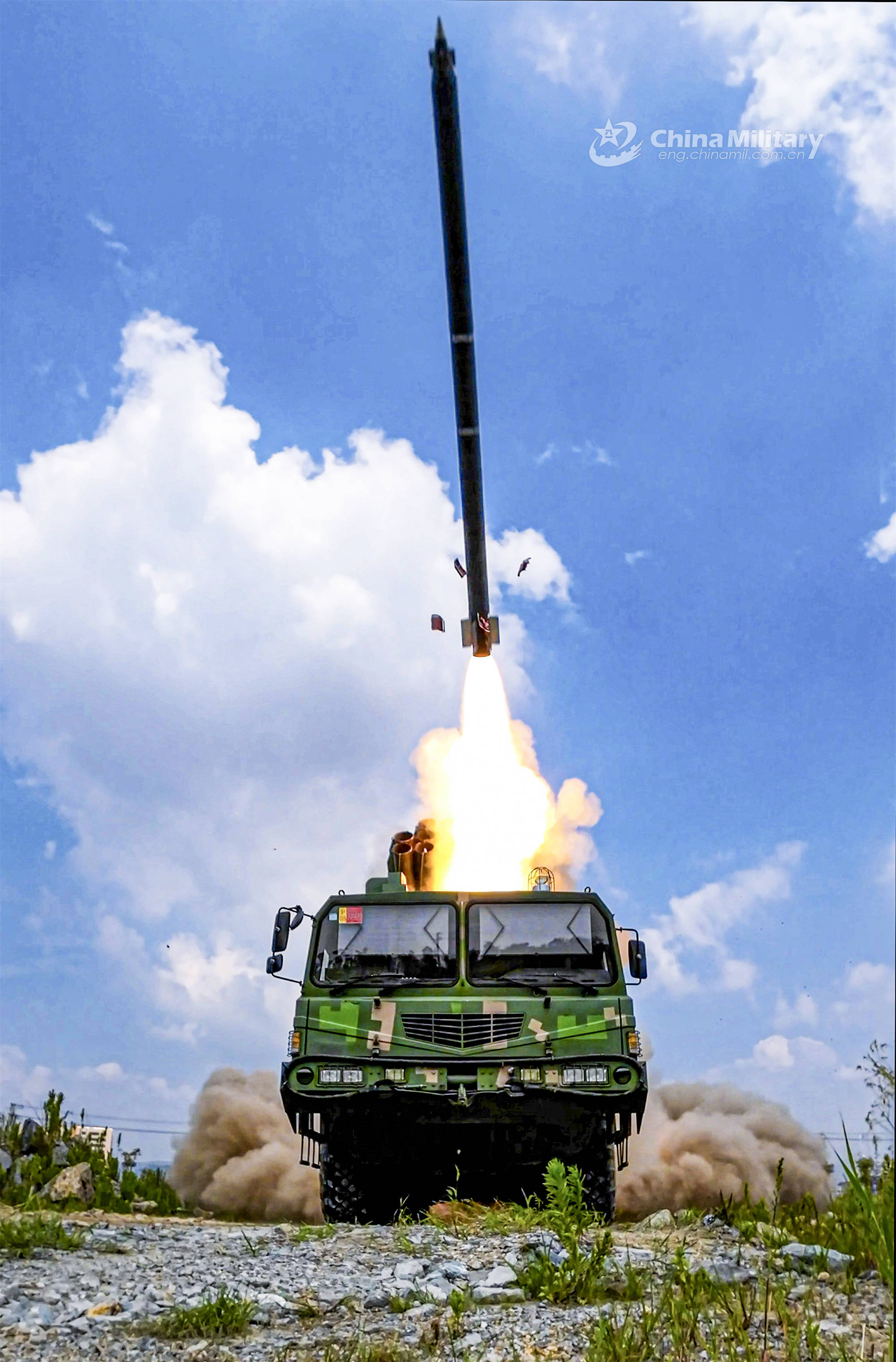 26辆车载炮齐射,一眼望不到边,能打移动车辆,远火再现两弹一坑