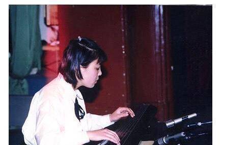 他自己有同学当时对网络比较熟悉,因此贝志诚将朱令的一些病情叫那个