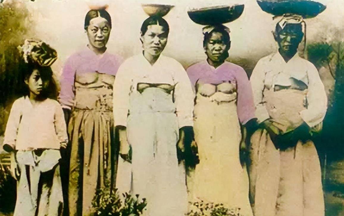 为何女性对历史上日韩版的"露胸服饰"不以为耻,反而认为它们"光荣"?_