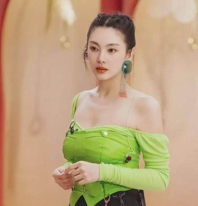 张雨绮在南宁被偶遇,13万手镯20万包太豪气,独自一人疑似分手_张雨琦