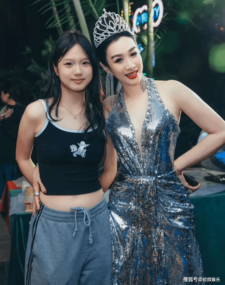 钟丽缇晒全家福庆祝53岁生日,年过百半状态依旧,于正等现身道贺_张伦
