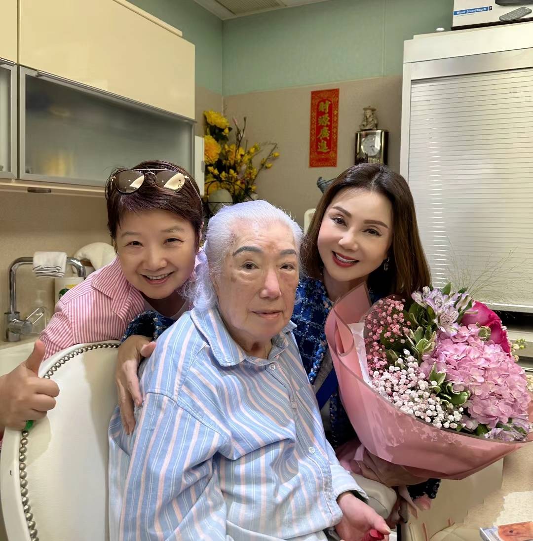 98岁余宝珠近照曝光,满面红光精神好,并亲自为前儿媳谢玲玲庆生_婆婆