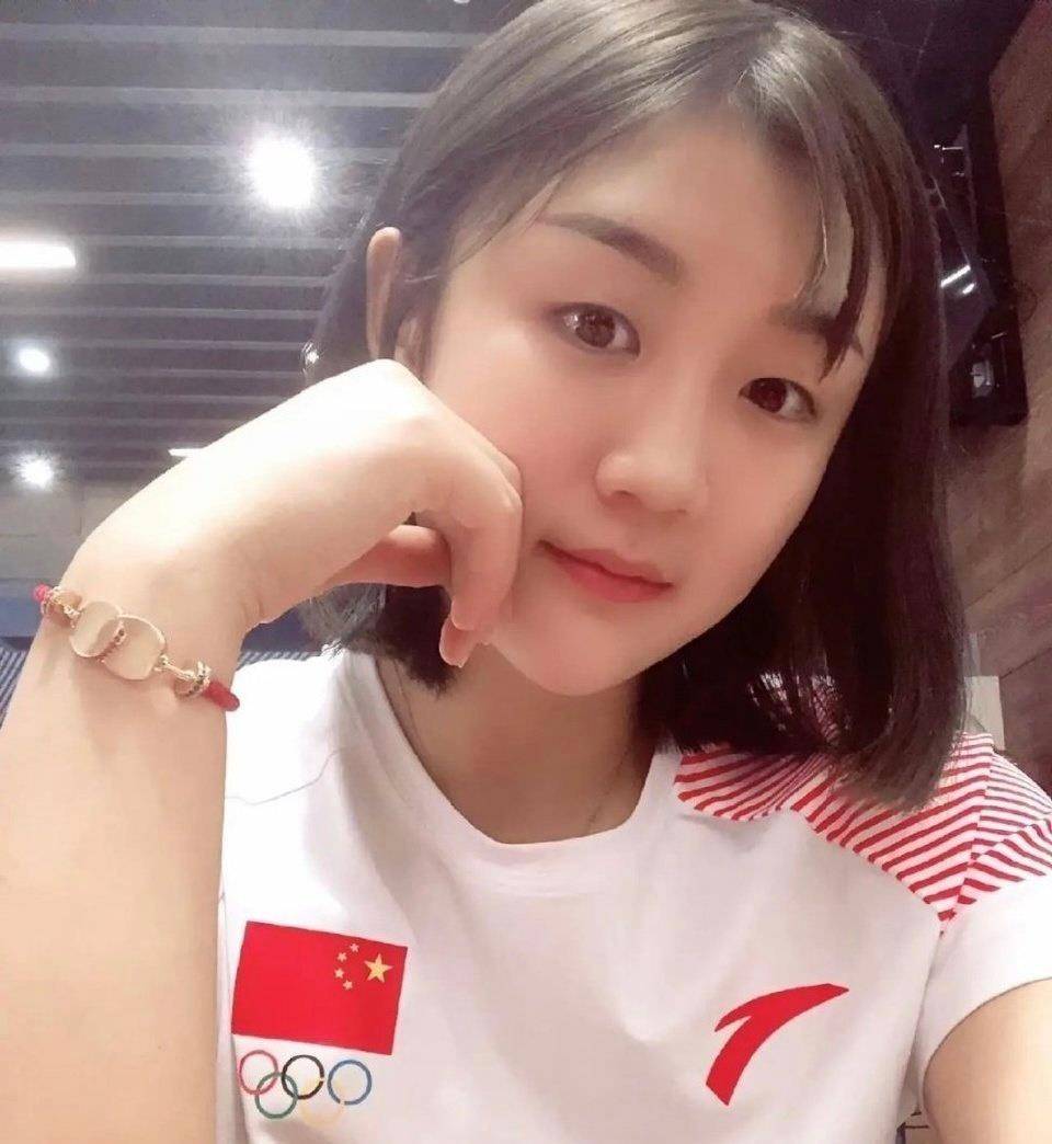 因此黄晓明就是陈梦的表哥,angelababy也就成了陈梦的表嫂